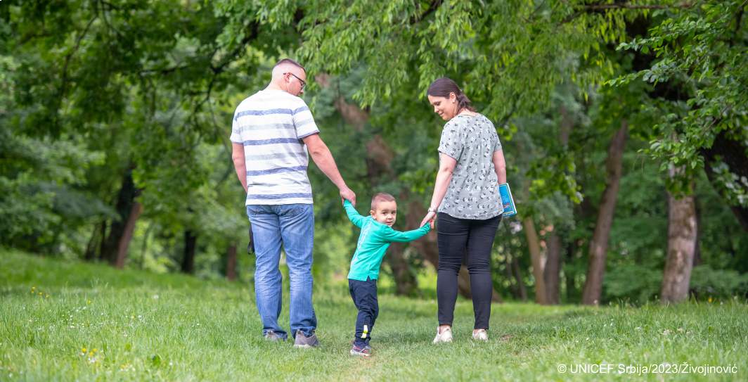 Vaša donacija pomoći će da osnažimo roditelje